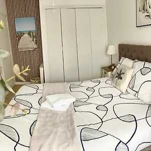  Appartement Elegance Et Romantisme Au Coeur De La Situee Sur La Place De Lices - Le Port